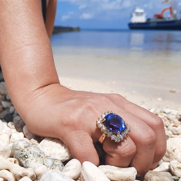 Tanzanite 18.20ct tw Ring with  2.50ct Diamonds in 14kt Gold